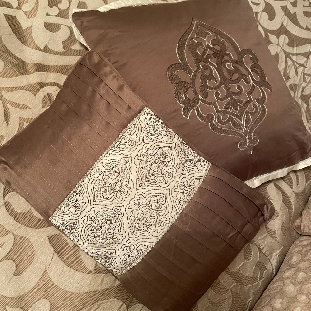 2 brand new brown/ivory accent throw pillows Homegoods home bedroom decor